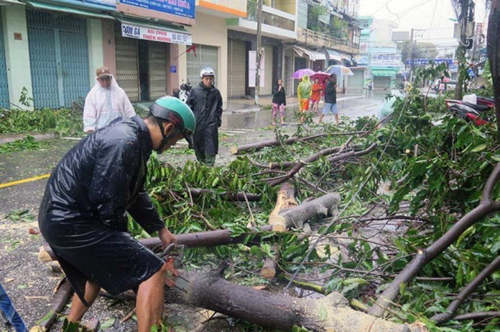 Ada juga laporan kerusakan kecil di Da Nang, kota pesisir yang akan menjadi tuan rumah KTT Kerjasama Ekonomi Asia Pasifik (APEC) pekan depan.