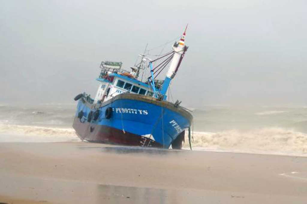 Topan yang menyebabkan gelombang tinggi juga membuat beberapa kapal nelayan terdampar di pantai.