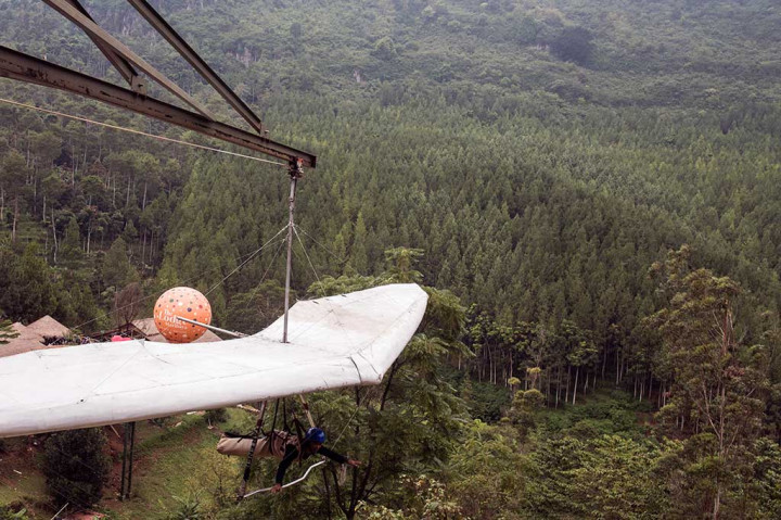 Wisatawan mencoba wahana gantole di kawasan wisata Lodge Maribaya, Kabupaten Bandung Barat.
