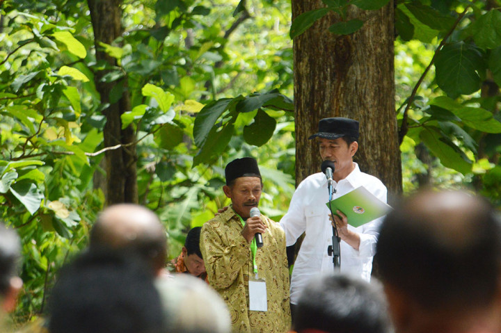 Jokowi melakukan kunjungan kerja ke Madiun, Jawa Timur, dalam rangka peninjauan lahan hutan, penyerahan SK Izin Pemanfaatan Hutan Perhutanan Sosial, serta Pengakuan dan Perlindungan Kemitraan Kehutanan kepada kelompok tani dan meresmikan Masjid Quba di Kabupaten Madiun.