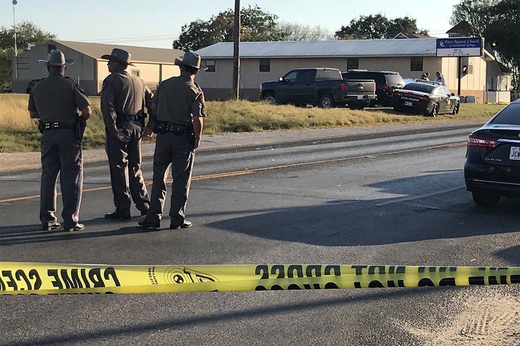 Pihak berwenang memasang garis polisi di lokasi penembakan di Gereja First Baptist, Sutherland Springs.