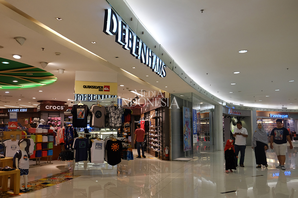 Setelah berencana menutup seluruh gerai Lotus, PT Mitra Adiperkasa Tbk (MAP) berencana menutup gerai terakhir Debenhams di Senayan City pada akhir tahun ini.