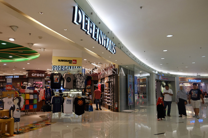 Setelah berencana menutup seluruh gerai Lotus, PT Mitra Adiperkasa Tbk (MAP) berencana menutup gerai terakhir Debenhams di Senayan City pada akhir tahun ini.