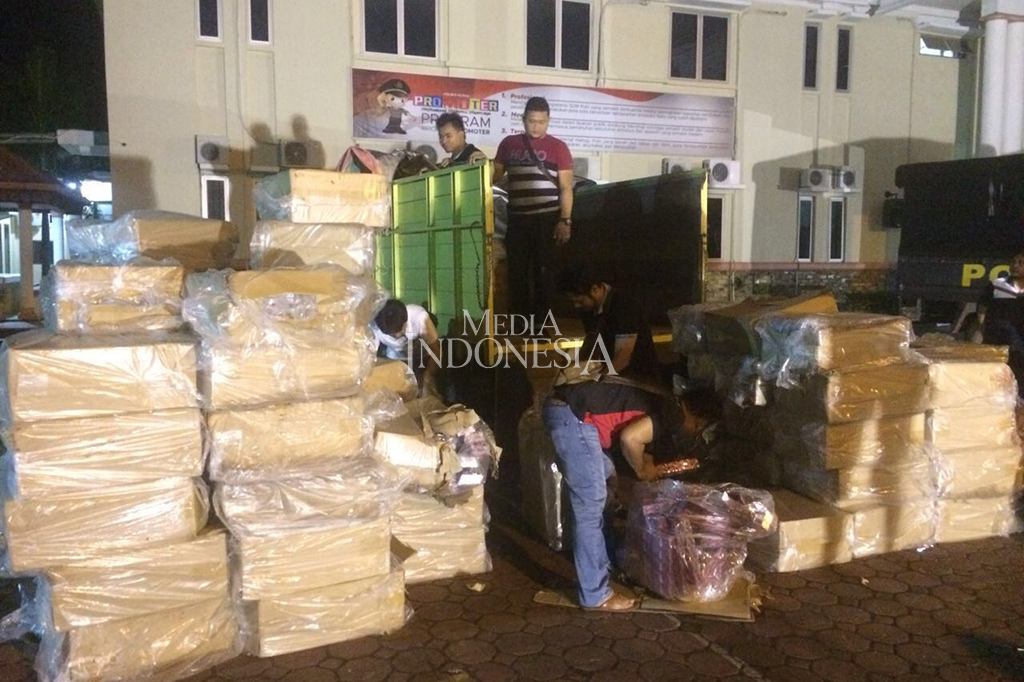 Kepolisian juga mengamankan dua orang supir berinisial Sp dan Pn, yang saat itu membawa rokok ilegal tersebut.