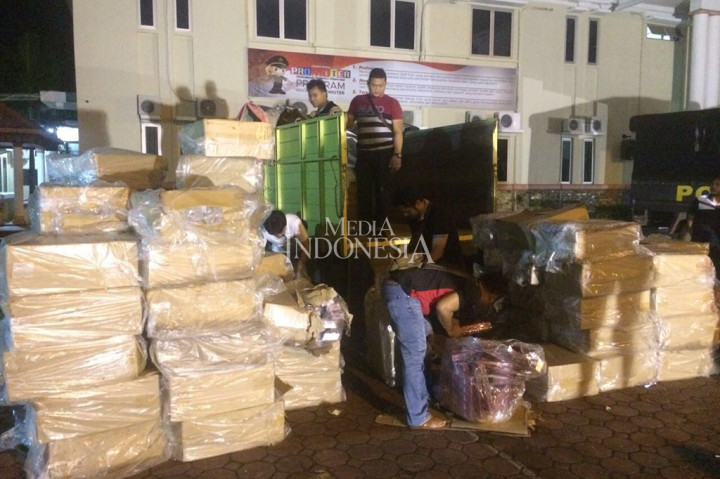 Kepolisian juga mengamankan dua orang supir berinisial Sp dan Pn, yang saat itu membawa rokok ilegal tersebut.