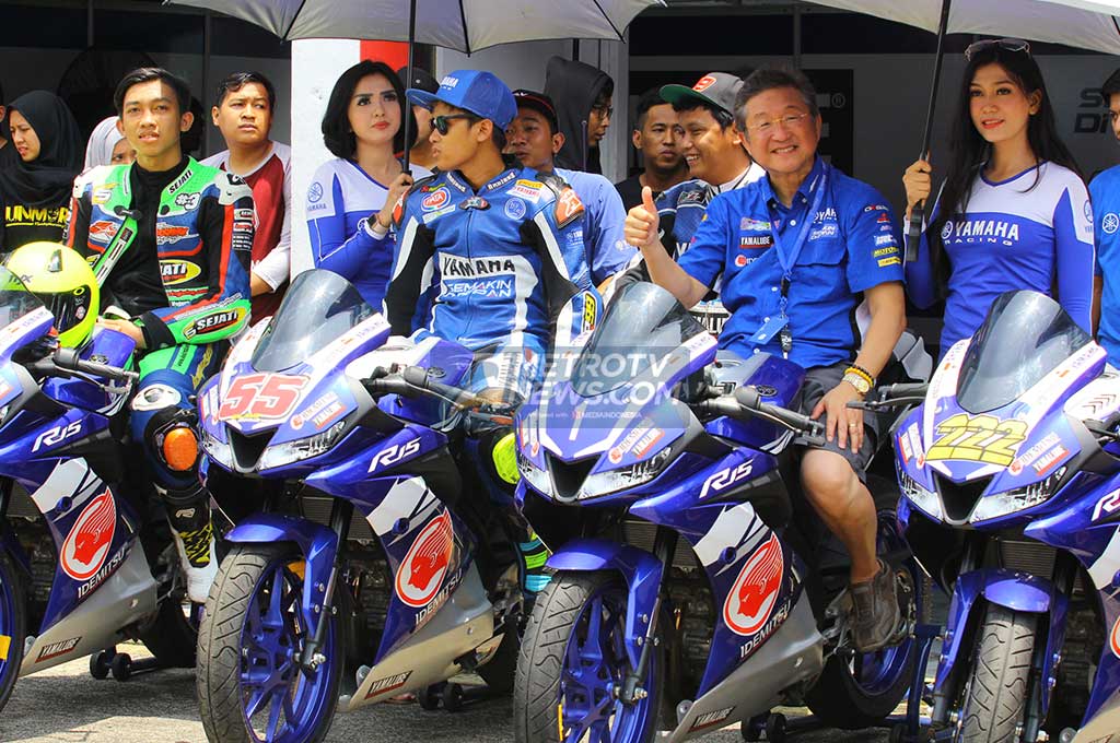 Galang Hendra dan Minoru Morimoto (Presiden Direktur Yamaha Indonesia) hadir langsung menemani para komunitas untuk melakukan riding experience New R15. (MTVN/Ahmad Garuda)