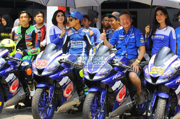 Galang Hendra dan Minoru Morimoto (Presiden Direktur Yamaha Indonesia) hadir langsung menemani para komunitas untuk melakukan riding experience New R15. (MTVN/Ahmad Garuda)