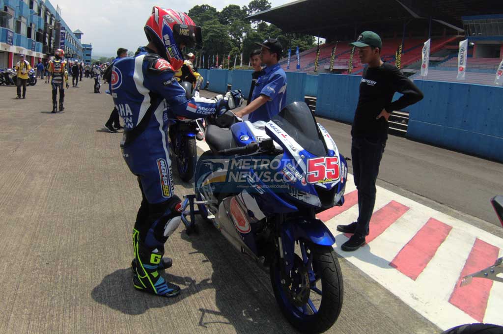 Galang Hendra hadir dan menemani para komunitas untuk melakukan riding experience New R15. (MTVN/Ahmad Garuda)