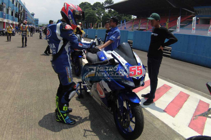 Galang Hendra hadir dan menemani para komunitas untuk melakukan riding experience New R15. (MTVN/Ahmad Garuda)