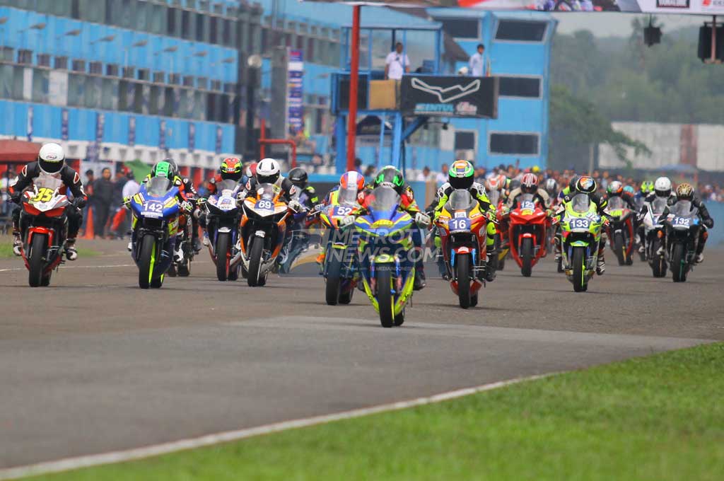 Selepas garis start, para pembalap langsung berebut posisi terbaik agar bisa memasuki tikungan pertama dengan posisi terbaik. (MTVN/Ahmad Garuda)