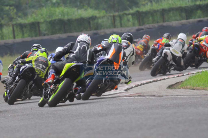 Memasuki tikungan pertama di sirkuit Sentul, para pembalap berlomba mencari posisi terbaik untuk merangsek ke posisi terdepan. (MTVN/Ahmad Garuda)
