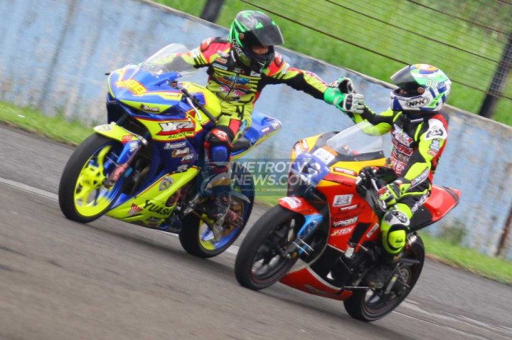 Tetap menjaga sportifitas usai bertarung alot dalam balapan, itu yang menjadi ciri terbaik para pembalap. (MVN/Ahmad Garuda)