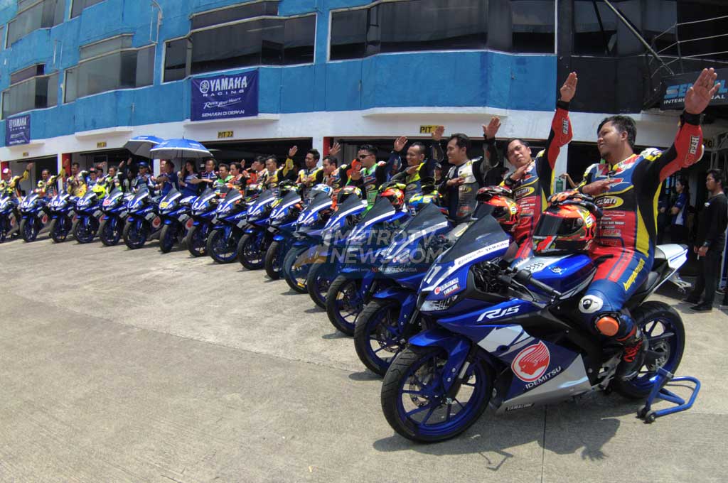 Komunitas yang ikut riding experience New R15, merasa senang karena ada pemenang WSS300 Jerez  juga di sana. (MTVN/Ahmad Garuda)