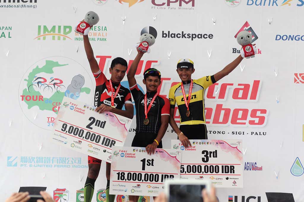 Selain tercepat masuk garis finis pada etape sepanjang 192 kilometer antara Ampana-Tentena ini, Jamal yang berusia 21 tahun itu merebut hadiah paling bergengsi yakni jaket kuning alias yellow jersey. Jamal juga dinobatkan sebagai raja sprint dengan merebut jaket hijau (green jersey) dan juga jaket merah putih.