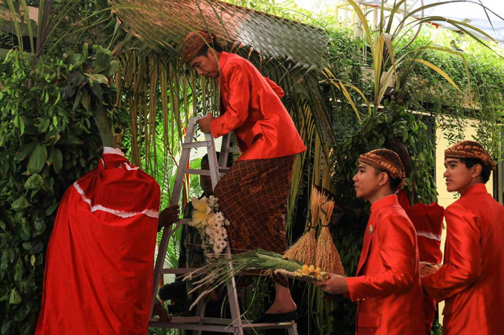Prosesi memasang bleketepe berikut tuwuhan ini sebagai simbol doa orang tua untuk calon mempelai. Di dalam tuwuhan ada banyak ragam buah dan tanaman, seperti pohon pisang, buah pisang, tebu wulung, buah kelapa dan daun beringin yang memiliki arti agar pasangan pengantin kelak hidup baik dan bahagia dimana saja.  ANTARA/Maulana Surya