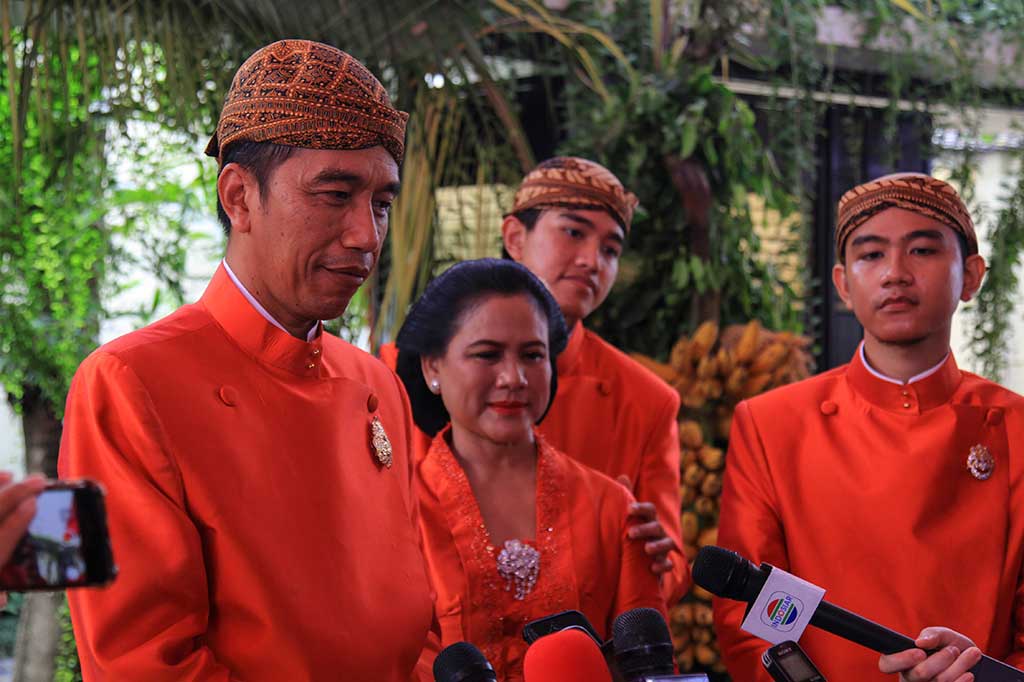 Presiden Jokowi didampingi Ibu Negara Ny Iriana Jokowi dan putranya, Gibran Rakabuming Raka dan Kaesang Pangarep memberikan keterangan pers seusai prosesi tuwuhan dan memasang bleketepe.  ANTARA/Maulana Surya