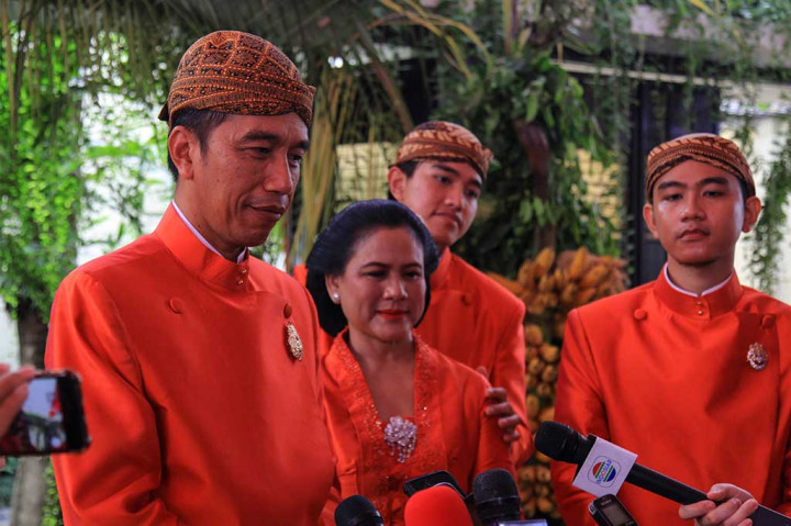 Presiden Jokowi didampingi Ibu Negara Ny Iriana Jokowi dan putranya, Gibran Rakabuming Raka dan Kaesang Pangarep memberikan keterangan pers seusai prosesi tuwuhan dan memasang bleketepe.  ANTARA/Maulana Surya
