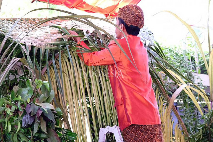 Presiden Joko Widodo menjalani prosesi pasang bleketepe atau menghias pintu gerbang rumah kediaman dengan tarub atau dekorasi tumbuhan. Ketika memasang blaketepe berikut tuwuhan, Jokowi didampingi isteri dan dua anak, menantu serta cucu.  MI/Widjajadi