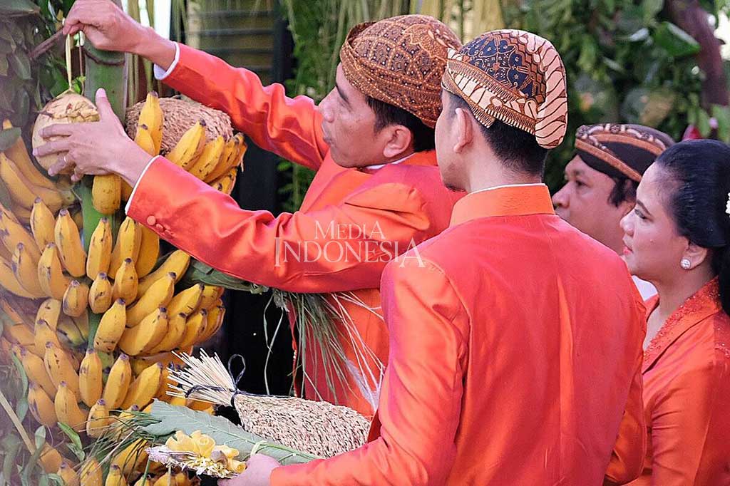 Dalam tradisi Jawa pemasangan bleketepe dilakukan oleh keluarga yang akan menikahkan salah satu anggota keluarga. Pemasangan bleketepe dilakukan di depan rumah sang pemilik rumah. Tradisi tersebut dilakukan sebagai tanda bahwa keluarga siap menyambut para tamu.   MI/Widjajadi