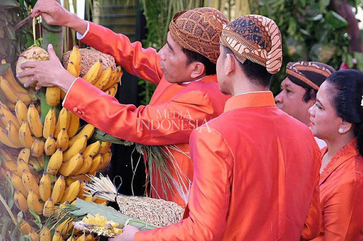 Dalam tradisi Jawa pemasangan bleketepe dilakukan oleh keluarga yang akan menikahkan salah satu anggota keluarga. Pemasangan bleketepe dilakukan di depan rumah sang pemilik rumah. Tradisi tersebut dilakukan sebagai tanda bahwa keluarga siap menyambut para tamu.   MI/Widjajadi