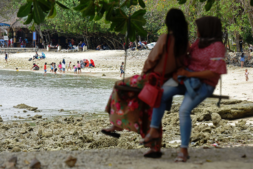 Hamparan pasir yang luas di Tanjung Lesung memberi cukup ruang kepada pengunjung untuk melakukan berbagai kegiatan bersenang-senang, mulai dari bermain pasir, berjemur atau berolahraga.