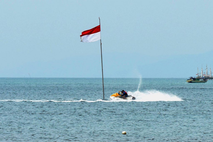 Ombaknya tidak terlalu besar sehingga memungkinkan wisatawan untuk berenang, bermain jetski, snorkeling, naik perahu dan memancing.