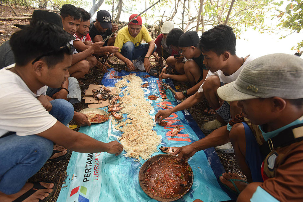 Di pulau ini pengunjung bebas memancing dan membakar ikan hasil pancingannya.