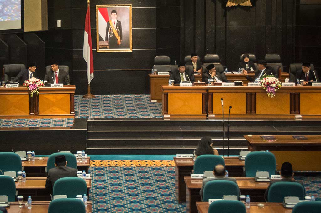Gubernur DKI Jakarta Anies Baswedan (kedua kiri) berbincang dengan Wagub Sandiaga Uno di sela-sela mengikuti rapat paripurna yang dipimpin oleh Ketua DPRD DKI Jakarta Prasetio Edi Marsudi (kedua kanan) di DPRD DKI Jakarta, Gambir, Jakarta, Selasa (7/11/2017). 