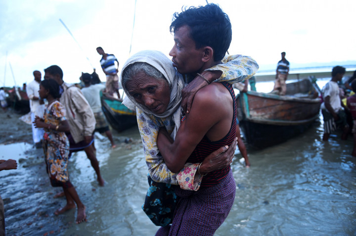 Menghidari perlakuan tidak manusiawi itu warga melakukan eksodus besar-besaran ke Bangladesh. Lebih dari 500.000 warga Rohingya menyeberang ke Bangladesh hanya dalam waktu lima pekan, dan terus berdatangan setiap harinya.