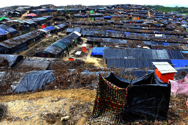 Di Bangladesh mereka ditampung di kamp-kamp pengungsian dengan kondisi yang serba terbatas. Kelaparan, keterbatasan tenda darurat dan air bersih serta ancaman penyakit akibat lingkungan dan sanitasi yang buruk terus menghantui kehidupan mereka.