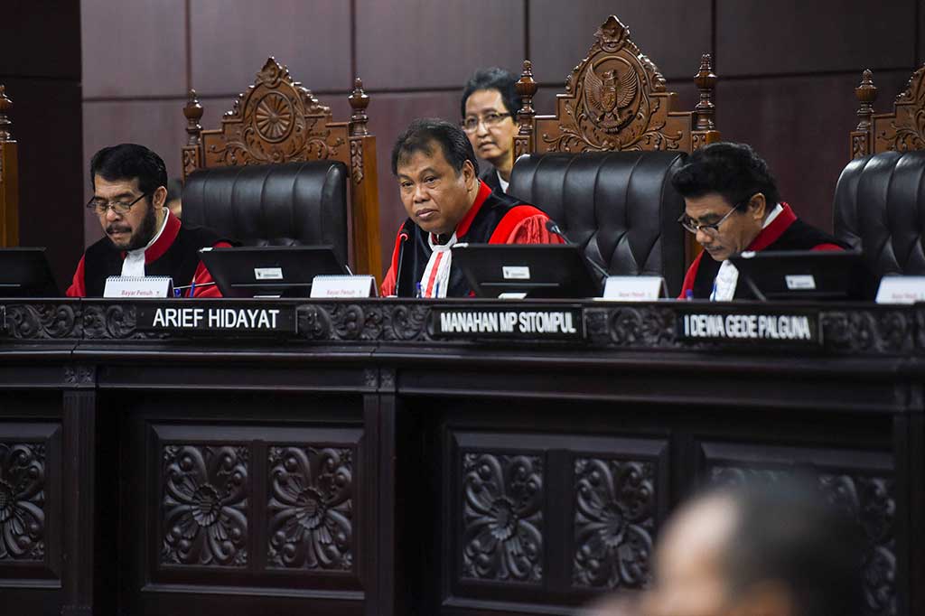 MK mengabulkan gugatan tersebut karena para penghayat kepercayaan memperoleh perlakuan berbeda dengan para penganut agama yang diakui di Indonesia. Menurut MK perlakuan tidak adil menimbulkan diskrimnatif. ANTARA/Hafidz Mubarak A