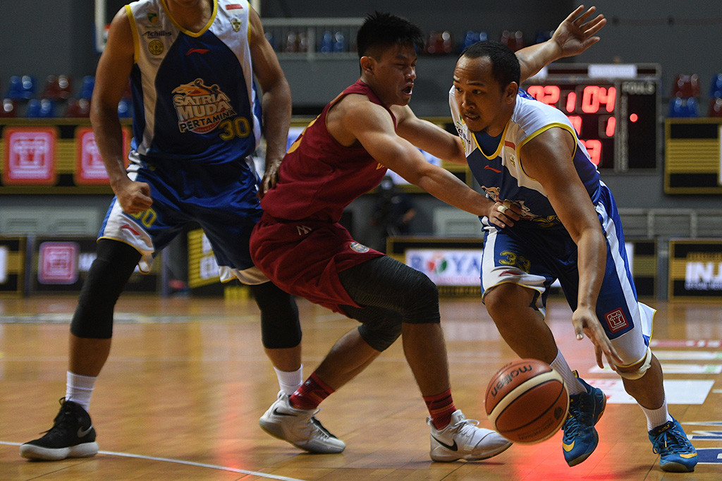 Satria Muda (SM) Pertamina mengalahkan Siliwangi Bandung dengan skor 70-43 dalam lanjutan pertandingan Pul C turnamen bola basket pra-musim Perbasi Cup 2017.