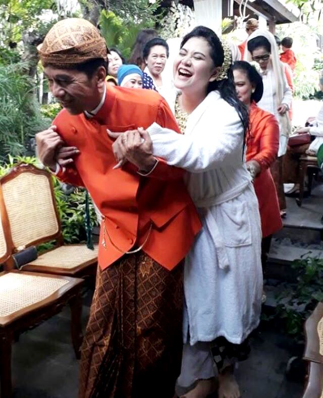 Usai prosesi siraman, Jokowi menggendong Kahiyang. Siraman bermakna membuang segala kejelekan calon pengantin demi memulai hidup baru dengan hati yang bersih. (Setneg/Kantor Staf Presiden RI)