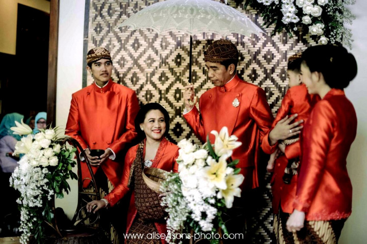 Ny. Iriana 'berjualan' dawet kepada hadiri yang membayar dengan kreweng (pecahan genting) dan diterima oleh Jokowi. Selain menggambarkan kesungguhan orang tua melepas anak gadisnya berumahtangga, prosesi ini simbol kerjasama suami-istri menafkahi keluarga barunya. 
