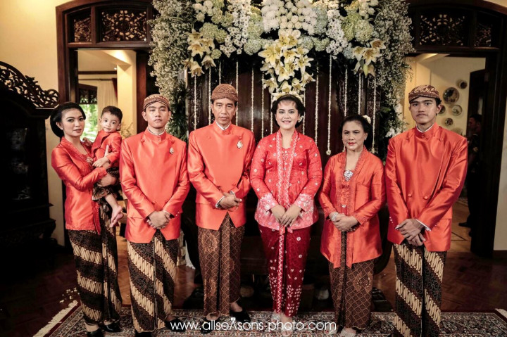 Keluarga besar Joko Widodo berfoto bersama di penghujung rangkaian prosesi. Akad nikah akan digelar pada Rabu (8/11/2017) pagi dan dilanjutkan dengan resepsi pernikahan.