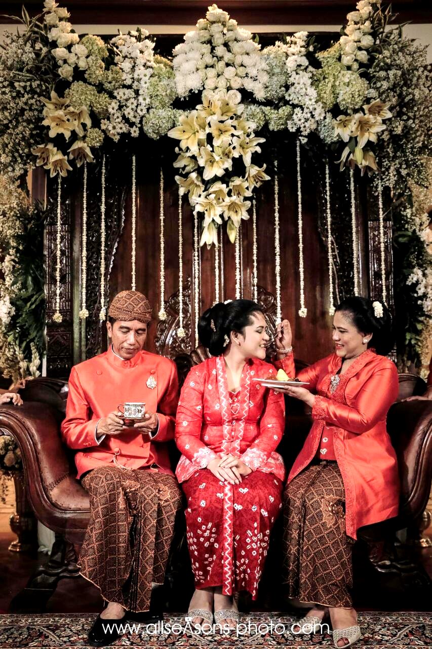 Dulangan kapungkasan. Suapan terakhir orang tua kepada calon pengantin menandai dimulai kehidupan mandiri sang putri. Sebelumnya Jokowi menyerahkan hasil penjualan dawet kepada Kahiyang. 