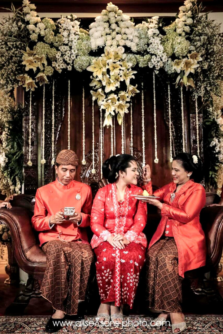 Dulangan kapungkasan. Suapan terakhir orang tua kepada calon pengantin menandai dimulai kehidupan mandiri sang putri. Sebelumnya Jokowi menyerahkan hasil penjualan dawet kepada Kahiyang. 