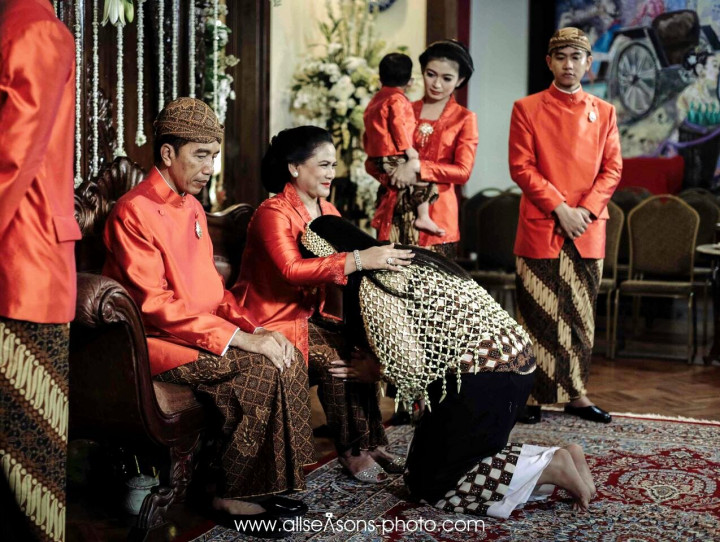 Sungkeman. Sebelum siraman calon pengantin minta restu kepada Bapak dan Ibundanya. Ini tanda bakti anak sekaligus mencurahkan terima kasih dan permohonan maaf kepada orang tua.