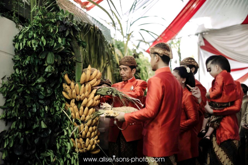 Tuwuhan. Pemasangan padi, tandan pisang serta batang tebu di gerbang rumah. Prosesi ini simbol harapan agar pengantin memperoleh keturunan demi melangsungkan sejarah keluarga .