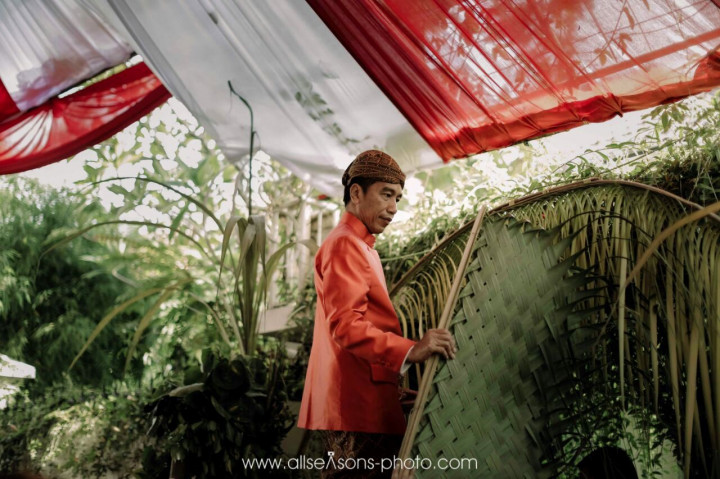 Sebelum semua rangkaian dimulai, Jokwo memasang bleketepe (anyaman daun kelapa) untuk dijadikan atap tamu. Ini merupakan simbol penghormatan kepada tamu yang merupakan kerabat dekat dan pinisepuh keluarga.