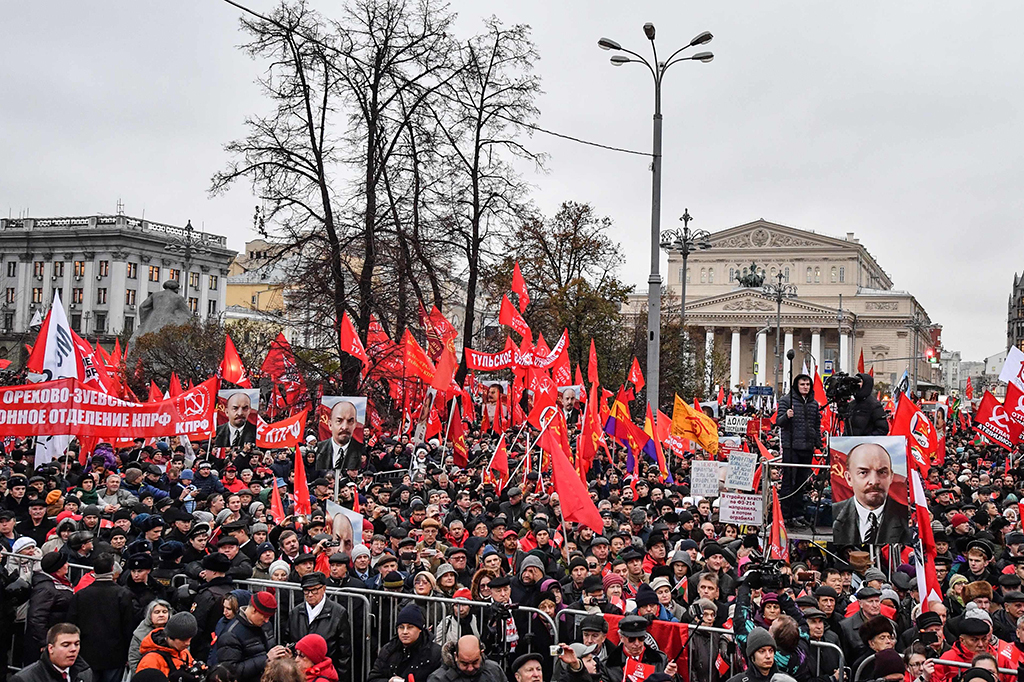 Ribuan warga memperingati 100 tahun Revolusi Bolshevik tahun 1917 di pusat kota Moskow.