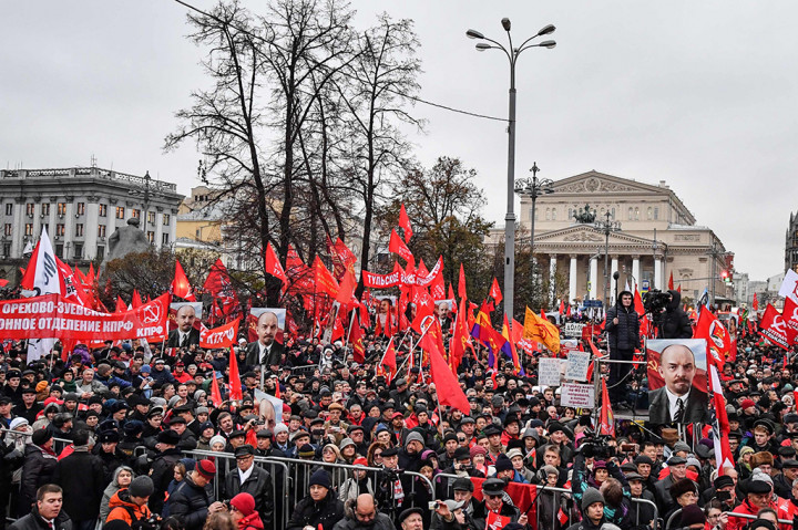 Ribuan warga memperingati 100 tahun Revolusi Bolshevik tahun 1917 di pusat kota Moskow.
