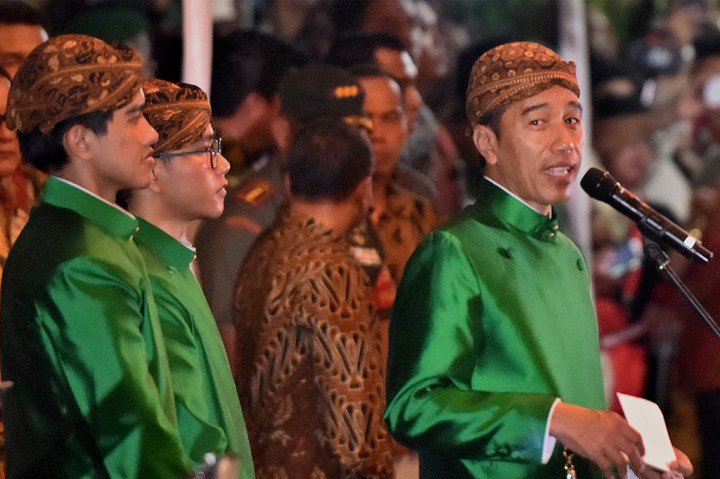 Usai berbusana serba oranye saat prosesi siraman tadi pagi, keluarga Presiden Jokowi kompak mengenakan busana hijau saat menjalani prosesi malam midodareni pernikahan Kahiyang Ayu-Bobby Nasution.