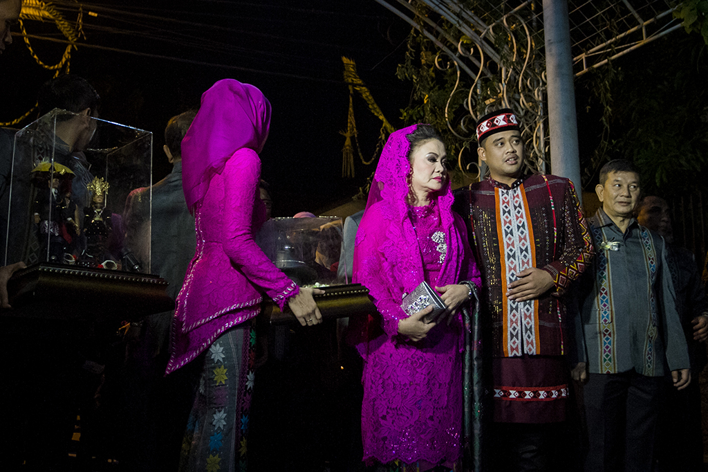 Pengantin pria Bobby Nasution beserta keluarga memasuki kediaman Presiden Joko Widodo pada prosesi Midodareni.