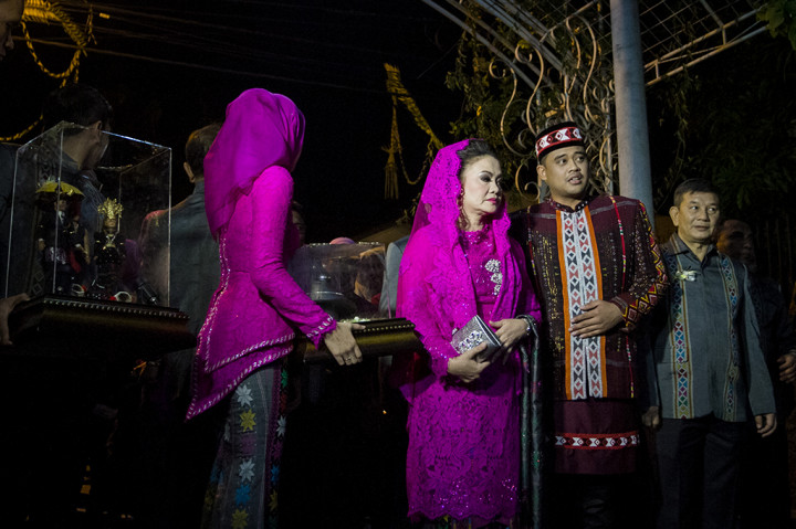 Pengantin pria Bobby Nasution beserta keluarga memasuki kediaman Presiden Joko Widodo pada prosesi Midodareni.