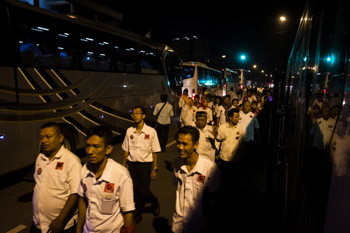 Ribuan relawan Pro-Jokowi (Projo) turut menghadiri prosesi midodareni Kahiyang Ayu. Ribuan relawan ini datang dari berbagai daerah di Indonesia.

