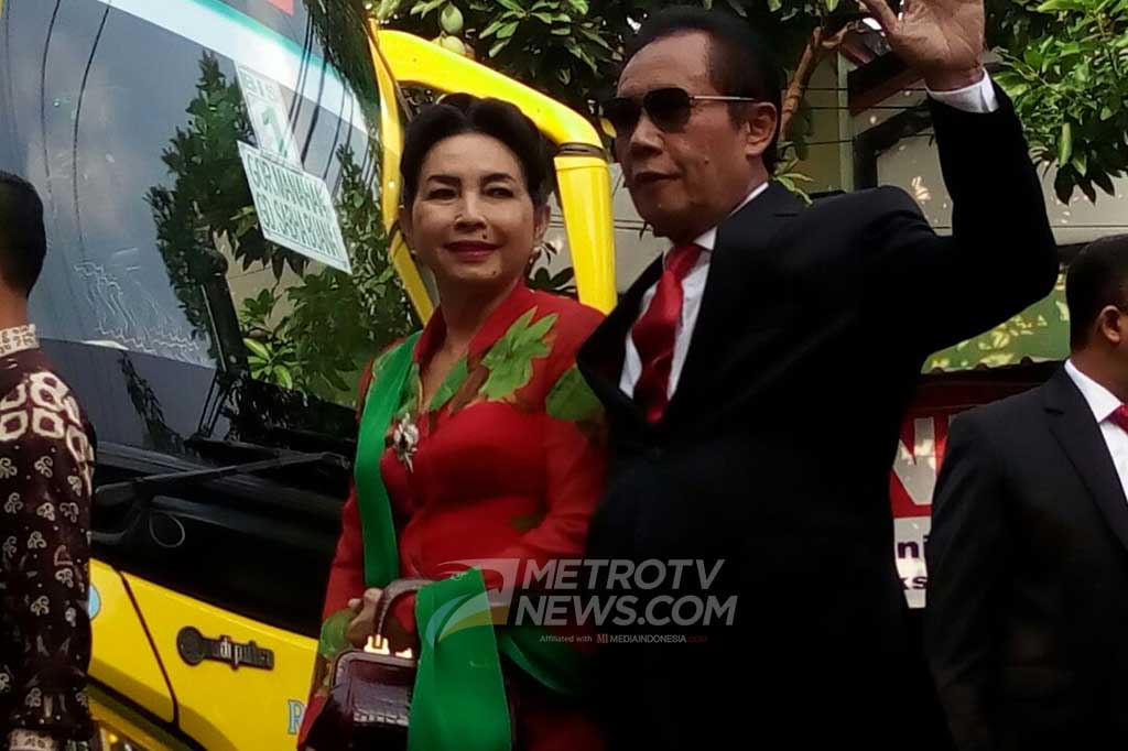Mantan Gubernur DKI Jakarta Sutiyoso beserta istri Setyorini tiba untuk menyaksikan prosesi akad nikah Kahiyang-Bobby. MTVN/Pythag Kurniati