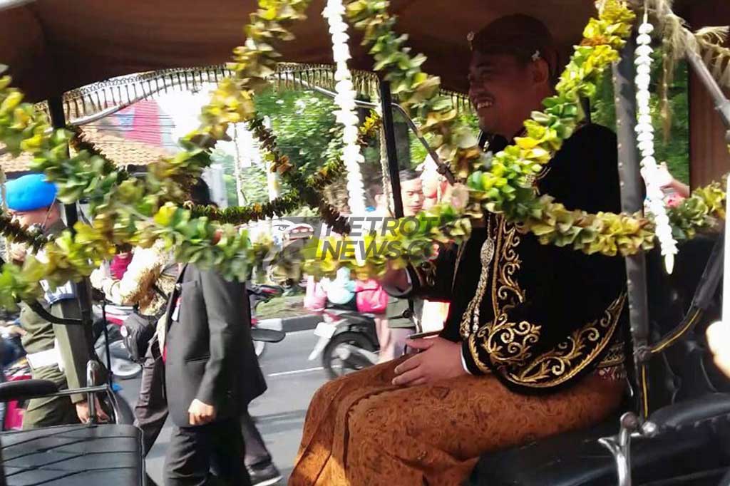 Sementara itu mempelai pria Bobby Nasution telah berangkat dari Hotel Alila menuju Graha Saba Buana dengan kereta kuda. MTVN/Ahmad Mustaqim