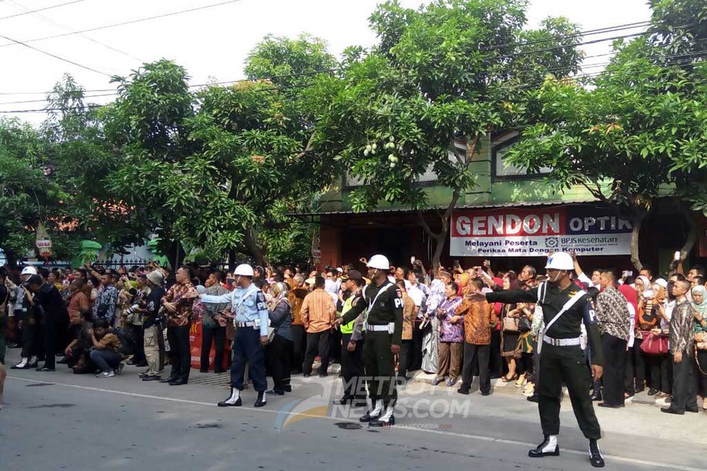 Relawan Joko Widodo antusias menunggu iring-iringan kereta kuda kedua mempelai. MTVN/Pythag Kurniati