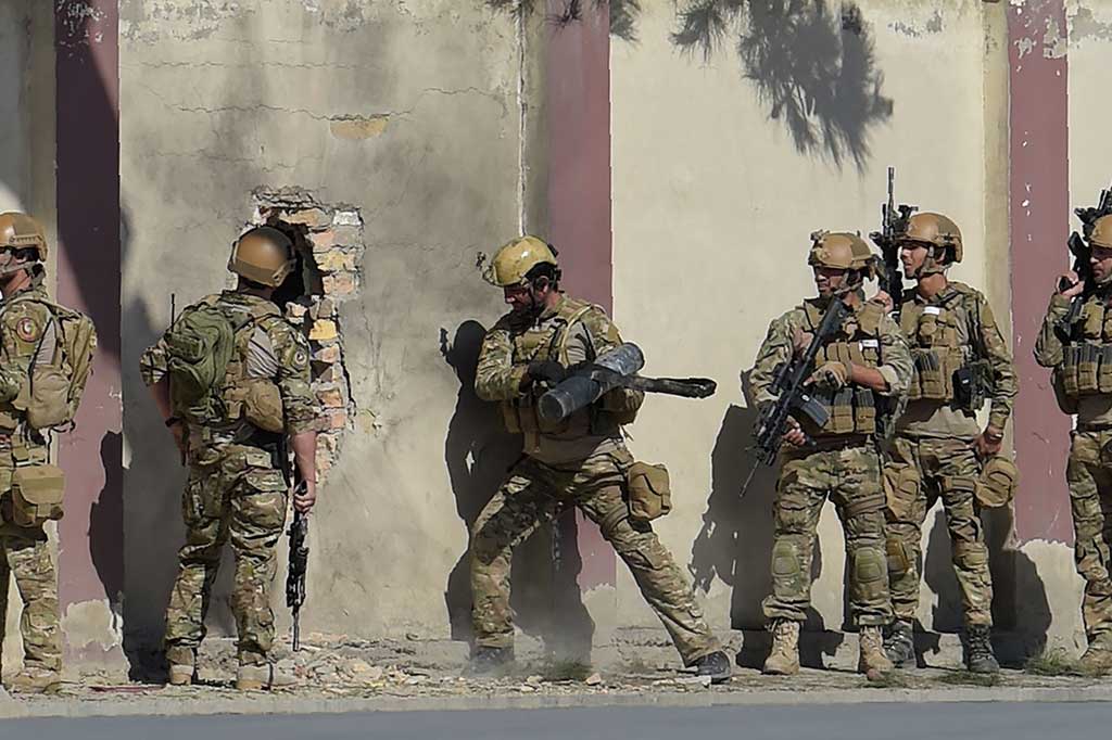 Aparat keamanan Afghanistan menjebol pagar untuk menyelamatkan orang-orang yang ada di gedung Shamshad TV pascapenyerbuan pria bersenjata.
